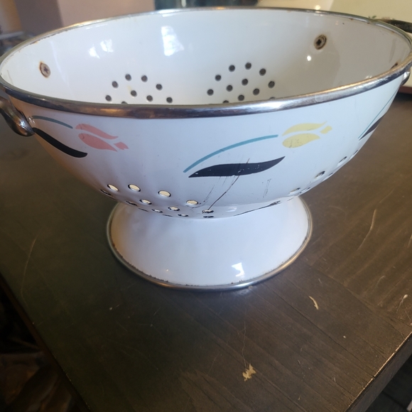 Vtg Kobe Enamel 5"×11" Colander Strainer in White w/Tulips - Picture 2 of 4